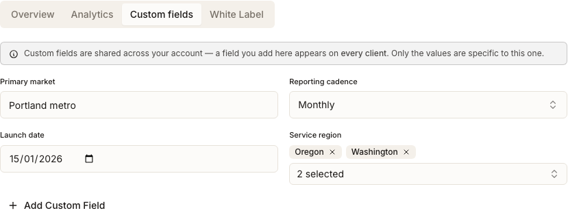 Der Tab Custom fields mit ausgefüllten Kundenfeldern und der Aktion Add Custom Field