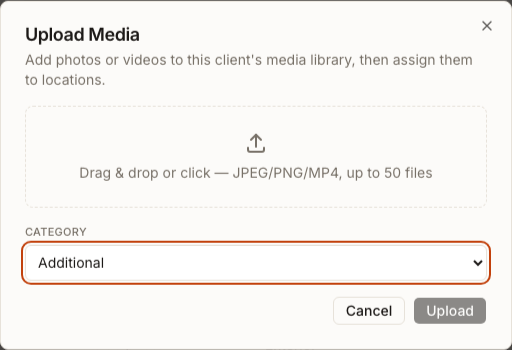Cuadro de diálogo Upload Media que muestra los formatos JPEG, PNG y MP4, el límite de 50 archivos y la selección de categoría